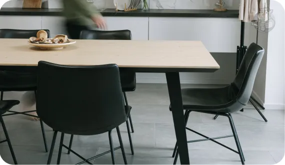 prosta konstrukcja krzeseł do nowoczesnych wnętrz
